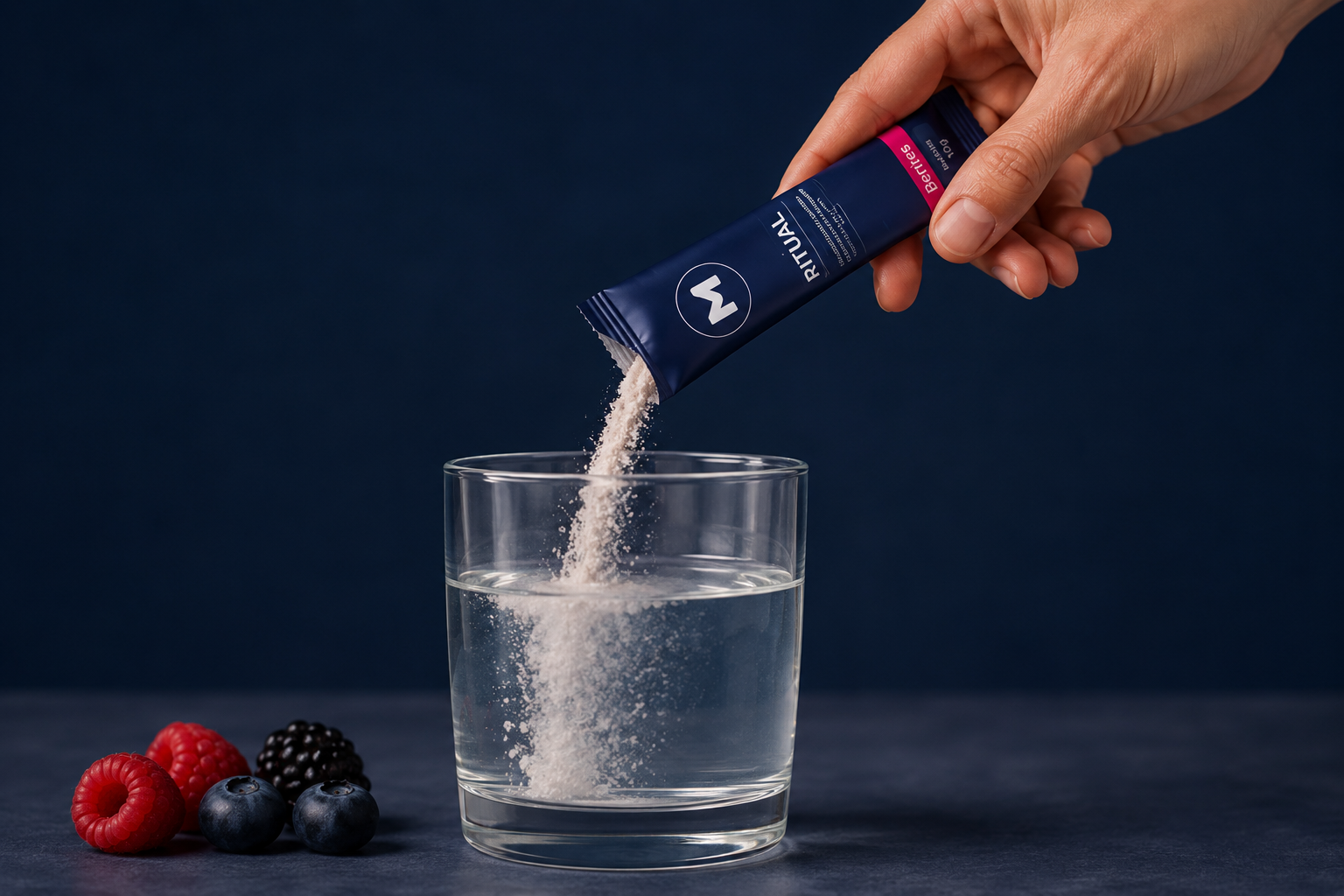Sachet de RITUAL disolviéndose en un vaso de agua