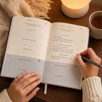 Persona escribiendo en el Diario de Gratitud antes de dormir