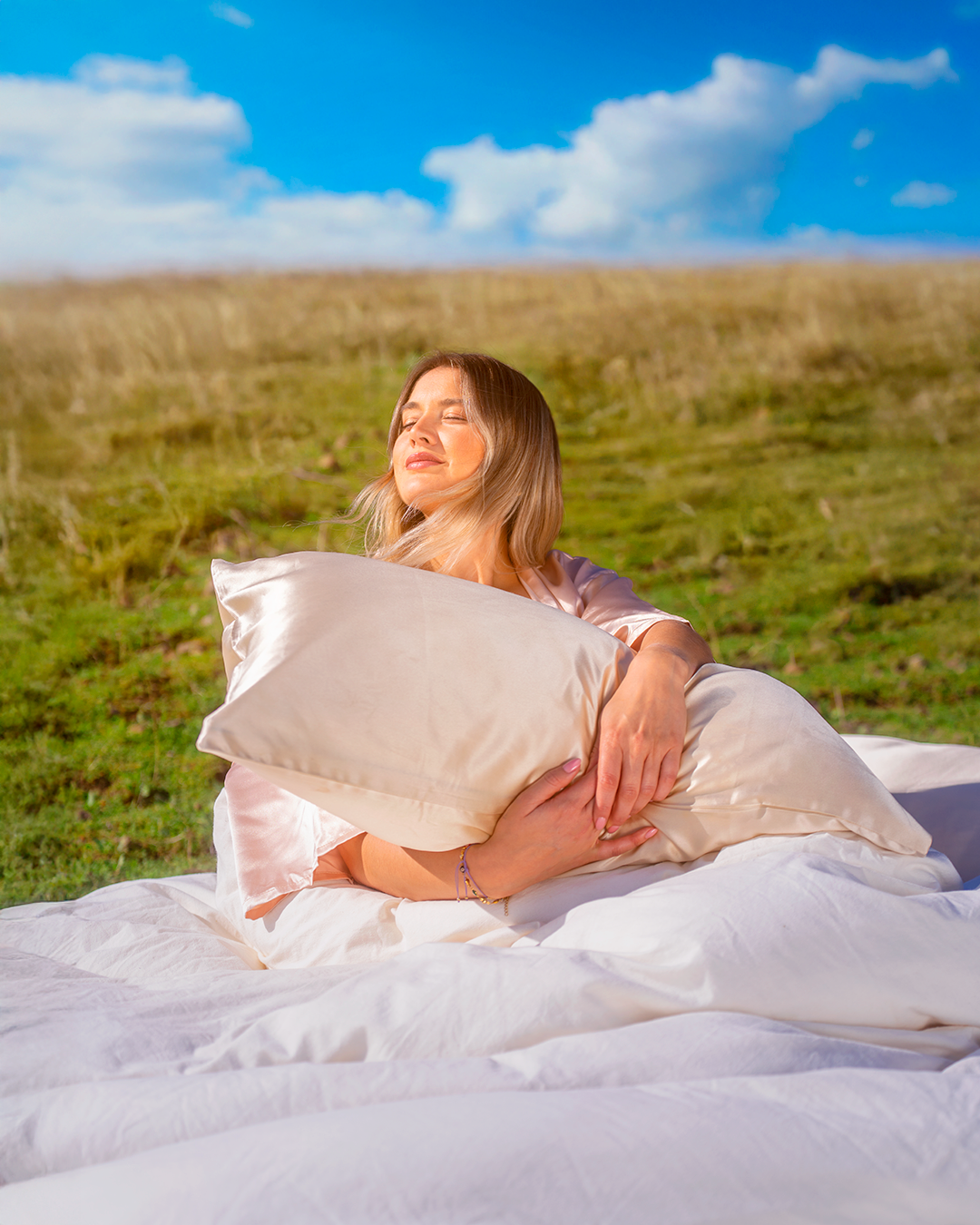 Detalle set regalo funda de almohada seda mulberry 22 mommes - Mas Descanso