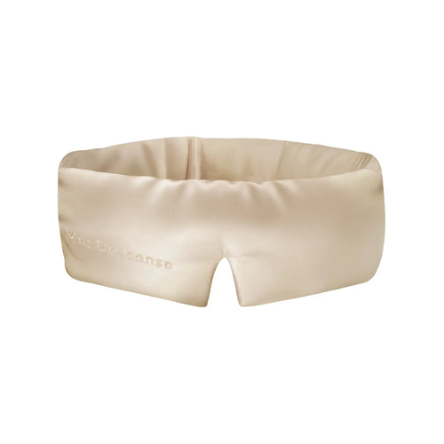 Antifaz de seda King puesto en uso, mujer durmiendo comodamente - Mas Descanso