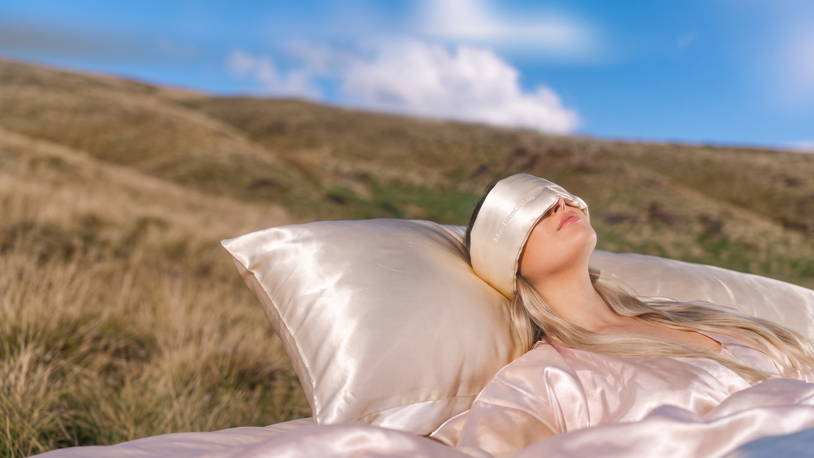Mujer descansando al aire libre con antifaz de seda Mas Descanso