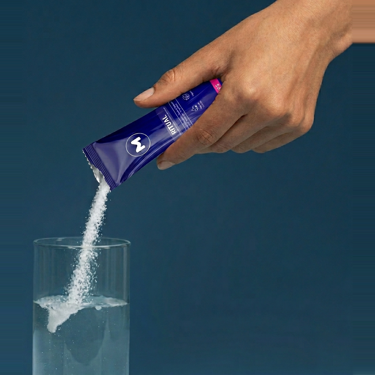 RITUAL - vertiendo el sachet en un vaso de agua