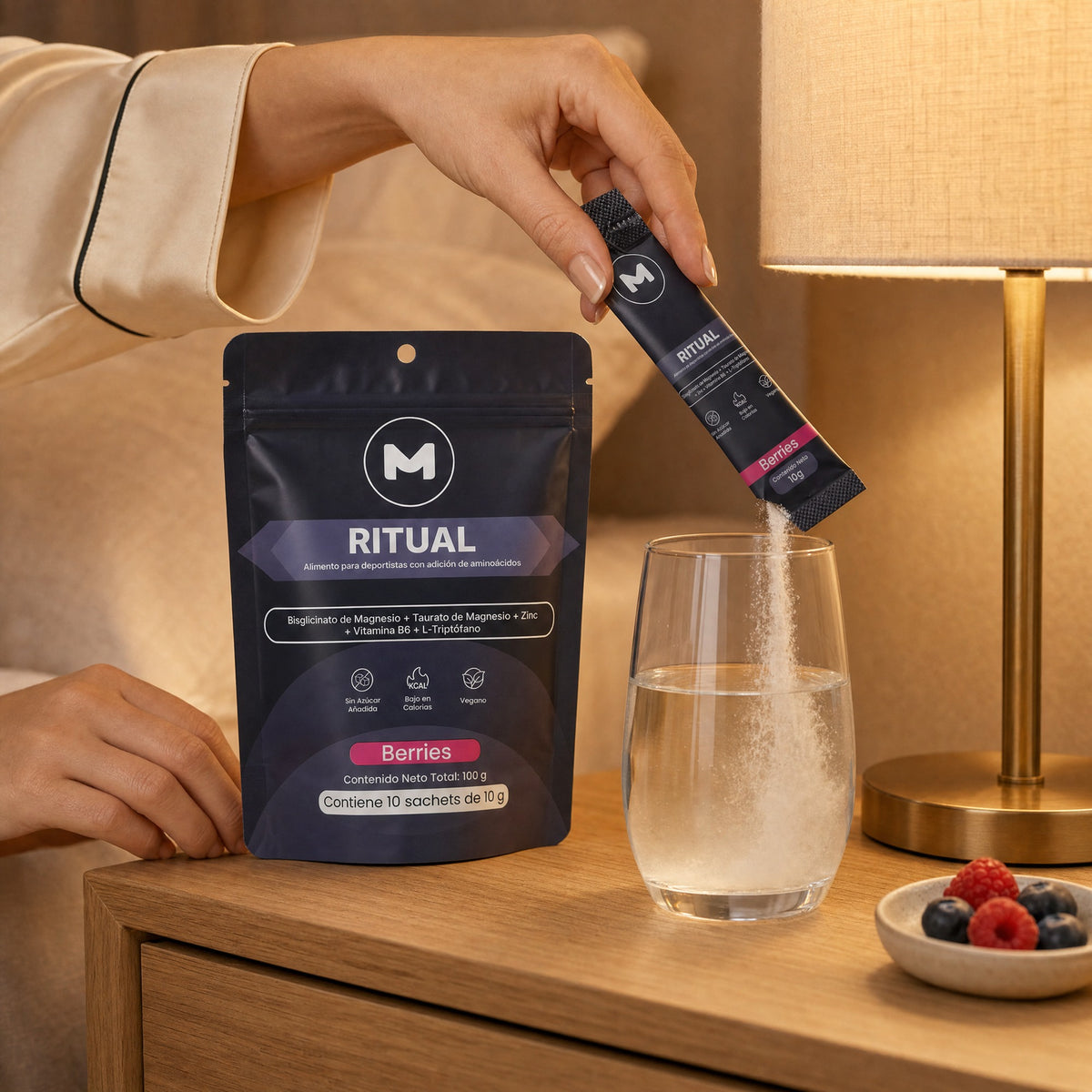 RITUAL en el velador: vertiendo el sachet en un vaso de agua antes de dormir