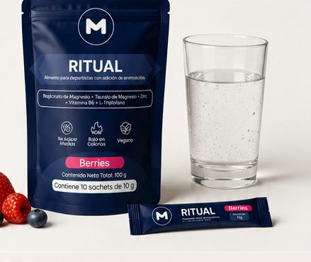 RITUAL con un vaso de agua y berries