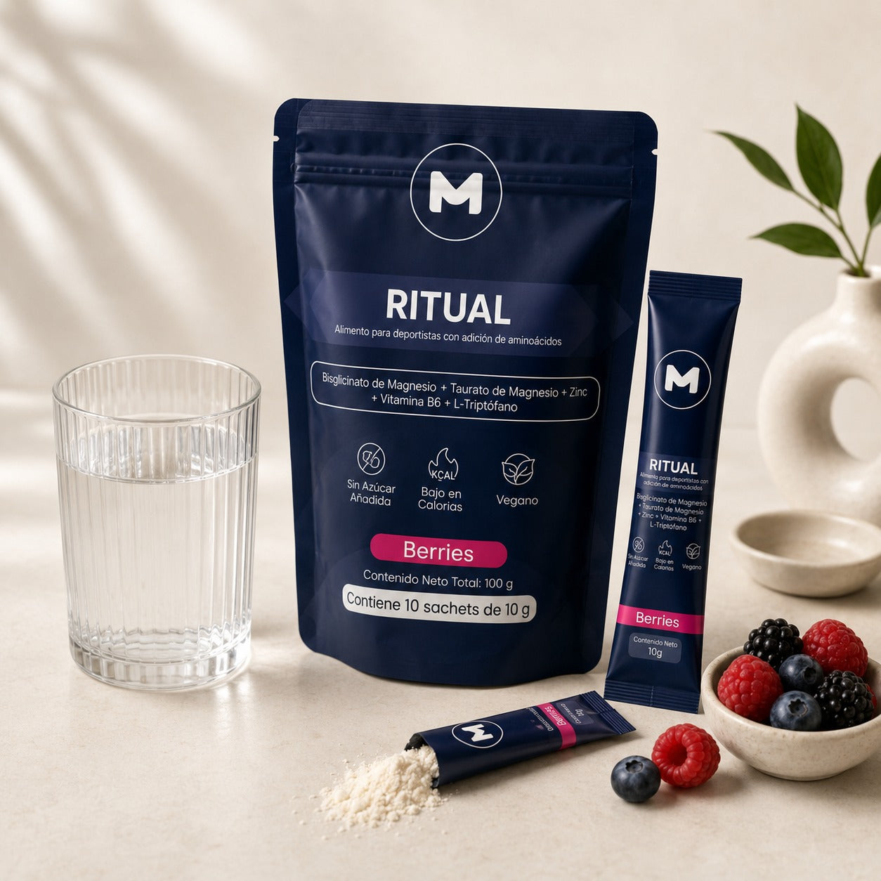 RITUAL con un vaso de agua y berries